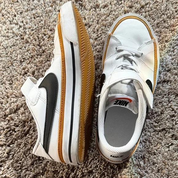 Nike Kids Shoes White and Gold - Picture 2 of 3